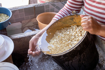 preparacion de nixtamal de maiz, para la elaboracion de tortillas torteadas en cocinas tradicionales mexicanas, en san gregorio, mixtlan, jalisco