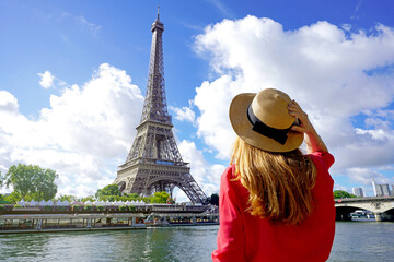 Vakantie in Parijs. Achteraanzicht van mooie mode meisje genieten van uitzicht op de Eiffeltoren in Parijs, Frankrijk. Zomervakantie in Europa.