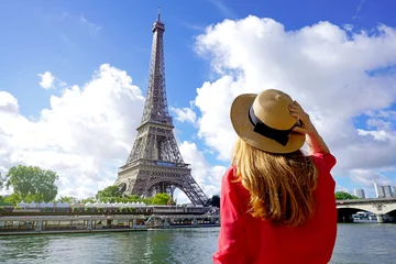 Poster de jardin Paris Vacances à Paris. Vue arrière d& 39 une belle fille de mode profitant de la vue sur la Tour Eiffel à Paris, France. Vacances d& 39 été en Europe.