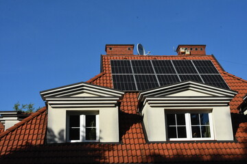 dom i ogniwa fotowoltaiczne na dachu