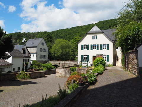 Monreal&nbsp;ist eine&nbsp;Ortsgemeinde&nbsp;im Tal der&nbsp;Elz&nbsp;im&nbsp;Landkreis Mayen-Koblenz&nbsp;im Land&nbsp;Rheinland-Pfalz
