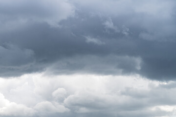 Obraz premium Sky with stormy gray cumulus clouds during rainy gloomy weather as background.