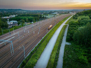 Pociąg na torach widziany z góry © Rafal Kot