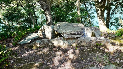 対馬の霹靂神社の裏にある朝日山古墳の石棺