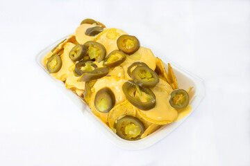 Nachos con queso amarillo y jalapeño