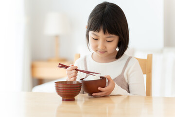 ご飯を食べる女の子