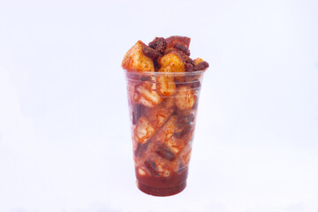 Vaso de piña picada con chamoy