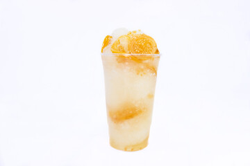 Vaso de raspado de guayaba con hielo 
