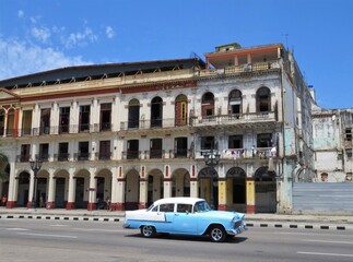 Fototapeta na wymiar ancient car in a street in Havana, Cuba