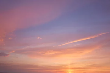 Rolgordijnen Heldere blauwe lucht. gloeiende roze en gouden cirrus en cumulus wolken na storm, zacht zonlicht. Dramatische zonsondergang cloudscape. Meteorologie, hemel, vrede, grafische bronnen, schilderachtig panoramisch landschap © Aastels