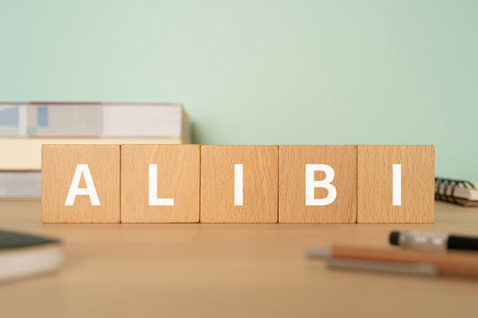 アリバイのイメージ｜「ALIBI」と書かれたブロックが置かれたデスク