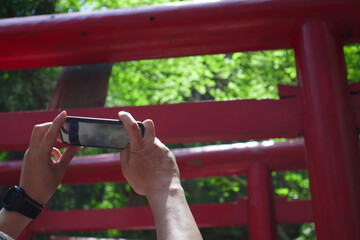 スマートフォンで写真撮影をするイメージ（屋外・観光地）