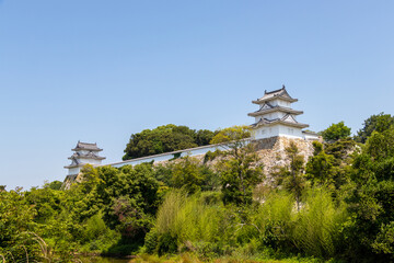 緑に囲まれた明石城の二つの櫓