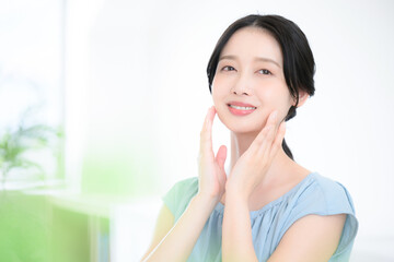 肌の調子を両手で確認する女性