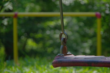 新緑とブランコ