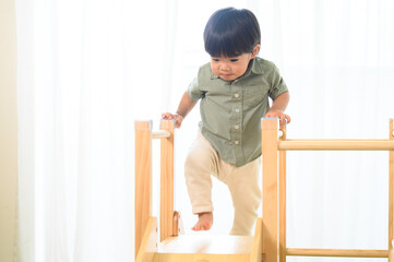 子供部屋の滑り台で遊ぶ幼児