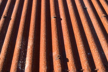 赤茶色に錆びた波トタン