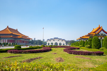 Obraz premium The main gate of National Chiang Kai-shek (CKS) Memorial Hall, the landmark for tourist attraction in Taiwan. 