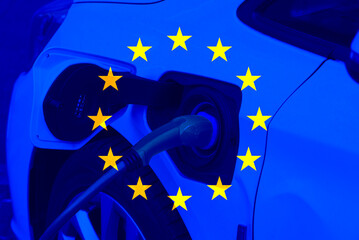 Flagge der Europäischen Union EU und ein Elektroauto