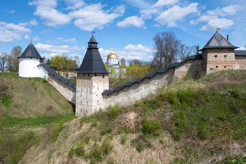 Obraz premium Sunny May day at the ancient walls of the Holy Assumption Pskov-Caves Monastery. Pechory, Pskov region. Russia