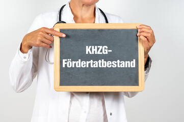Ärztin mit einer Tafel auf der KHZG Fördertatbestand steht für das Krankenhauszukunftsgesetz