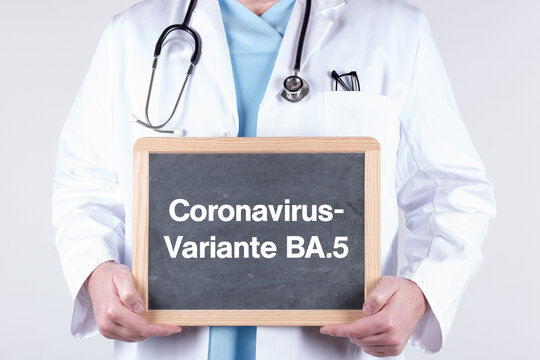 Arzt mit einer Tafel auf der Coronavirus Variante BA.5 steht