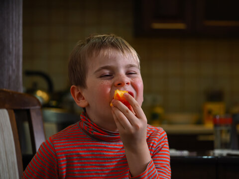 child eating  fruit