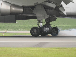着陸した旅客機のタイヤから立ち昇る煙
