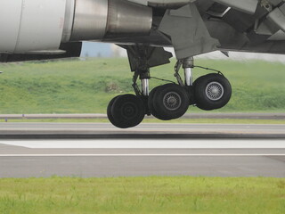 着陸直前の旅客機のタイヤ