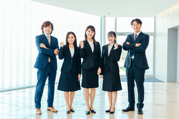 Fototapeta premium スーツ姿の会社員（ガッツポーズ） 
