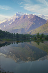 Naklejka premium Summer morning view of snow-capped mountains with reflection in Sissu near Manali, India