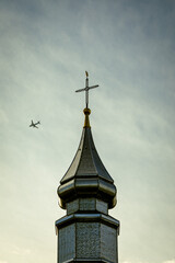 Clocher d'&eacute;glise avec un avion qui passe