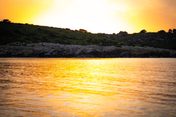 Zachód słońca oblaski na wodzie morze skały morskie wyspy Minorka Baleary Hiszpania - obrazy, fototapety, plakaty