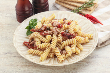 Pasta with tuna and tomato
