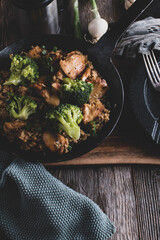 Bodybuilding meal with chicken breast, brown rice and broccoli