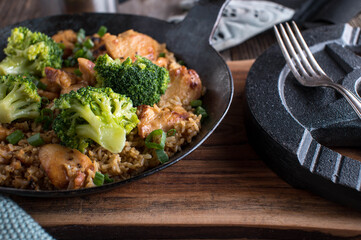 Muscle building meal with chicken breast, brown rice and broccoli - obrazy, fototapety, plakaty