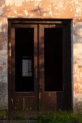 Drzwi wejściowe do starej opuszczonej szkoły