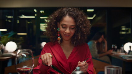 African american girl eating tasty meal in fine dining place. Restaurant concept - obrazy, fototapety, plakaty