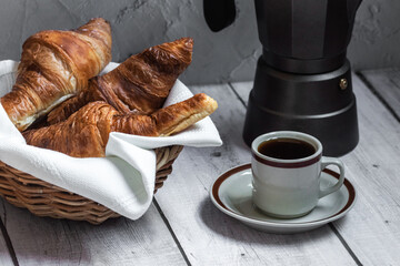 Mesa de madera con Croissants y café.
Merienda o desayuno.