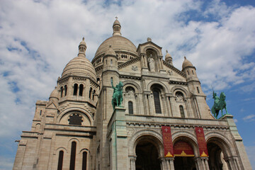 Fototapeta na wymiar Sacr-Coeur Cathedral in Paris, France