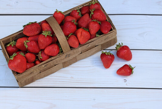 Ein Korb mit reifen Erdbeeren.