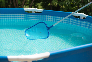 Cleaning the surface of a home pool with a skimmer