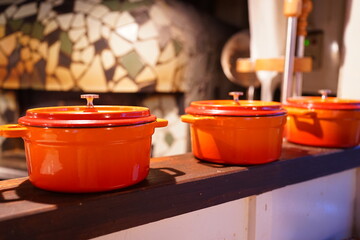 Red Stew Pot over blur Italian Pizza Oven, Image of Kitchen - イタリア ピザ釜 鍋...