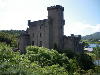 Castillo y jardines de Dunvegan, sede del clan MacLeod. Escocia.
