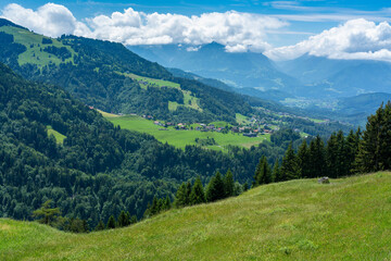 Panorama vom Rheintal bei Feldkirch, Rankweil und Dafins. sonnige Aussicht über Täler, Hügel und Berge, Wiesen und Wälder, Dörfer und Stadt. Sommer in Vorarlberg