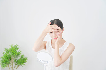 リビングでスキンケアをする女性