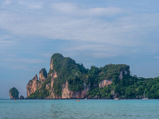 Naklejka premium Vacation holidays summer background. A beautiful view of island with boats and tourists in the island. Thailand 