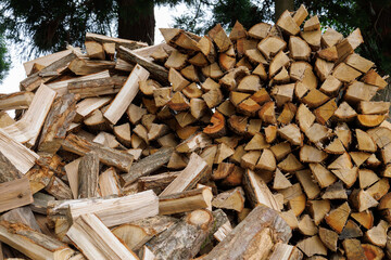 積み上げられた薪　まき　薪割り　薪ストーブ　燃料