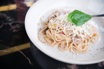 spaghetti carbonara with sauce