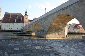 Steinerne Brücke Regensburg von der Seite 